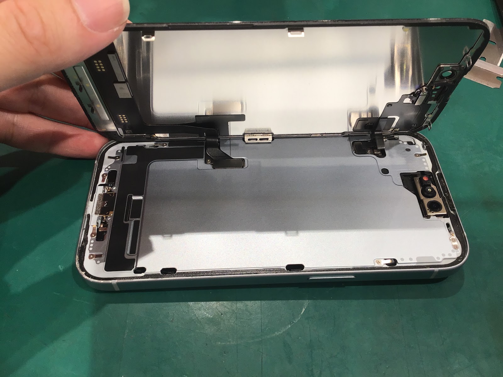 iPhone15の画面交換修理を承りました！